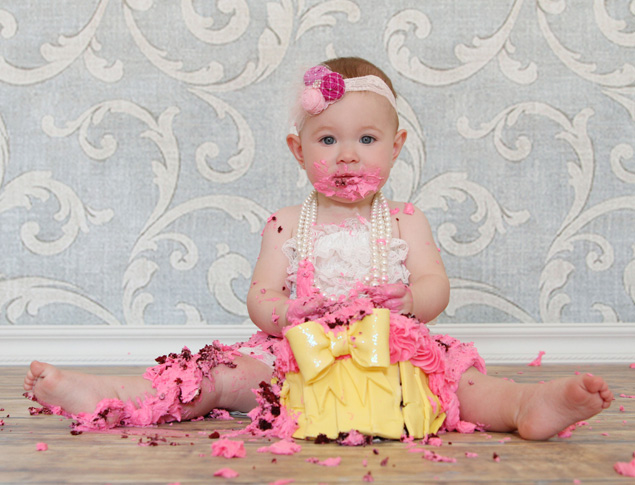Anak Bayi Makan Kue Ulang Tahun
